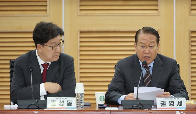 권영세 국민의힘 비상대책위원장(오른쪽)이 14일 서울 여의도 국회에서 열린 직장 내 괴롭힘 관련 MBC 청문회 촉구 긴급 토론회에서 발언하고 있다. 왼쪽은 권성동 국민의힘 원내대표 ⓒ연합뉴스