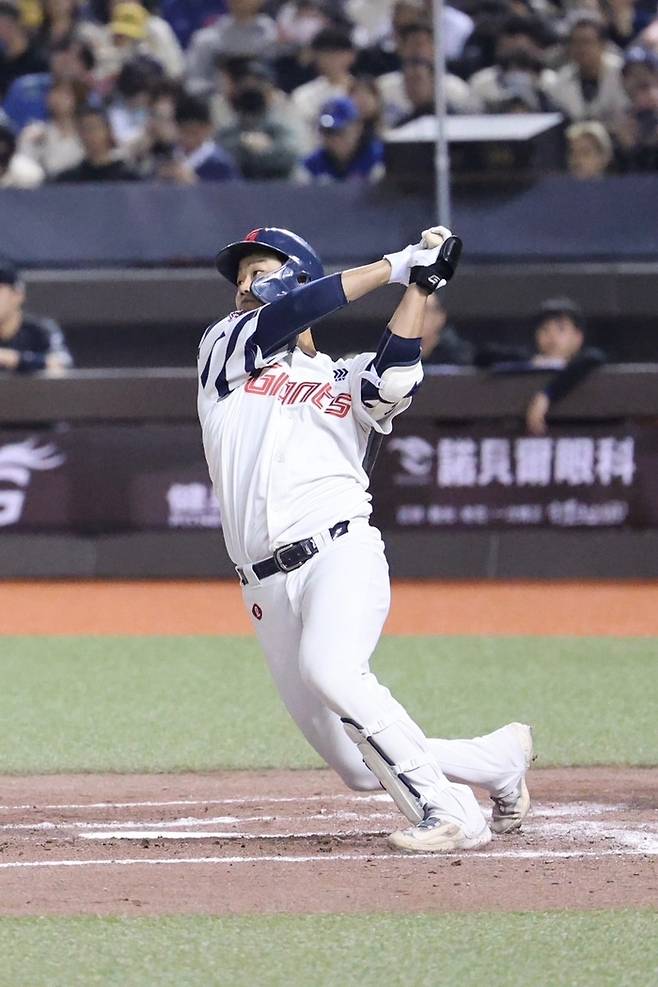 13일 대만 타이베이돔에서 열린 대만 대표팀과의 연습경기에서 타격하는 롯데 손호영. 롯데 자이언츠 제공