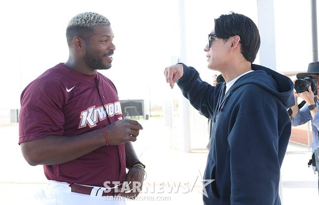 키움 히어로즈 선수단이 14일(한국시간) 미국 애리조나주 메사 애슬레틱 그라운드에서 스프링캠프를 진행했다. 샌프란시스코 자이언츠 이정후(오른쪽)가 친정팀인 키움의 전지훈련장을 방문해 야시엘 푸이그와 이야기하고 있다. /사진=김진경 대기자