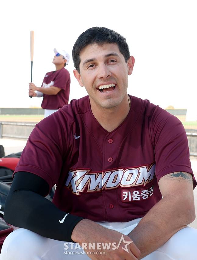 키움 히어로즈 선수단이 14일 미국 애리조나주 메사 애슬레틱 그라운드에서 스프링캠프를 진행했다.  카디네스가 청백전에 앞서 스타뉴스와 인터뷰를 하고 있다. /사진=김진경 대기자