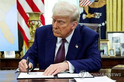 행정조치에 서명하는 트럼프 미국 대통령 [워싱턴 로이터=연합뉴스. 재판매 및 DB 금지]