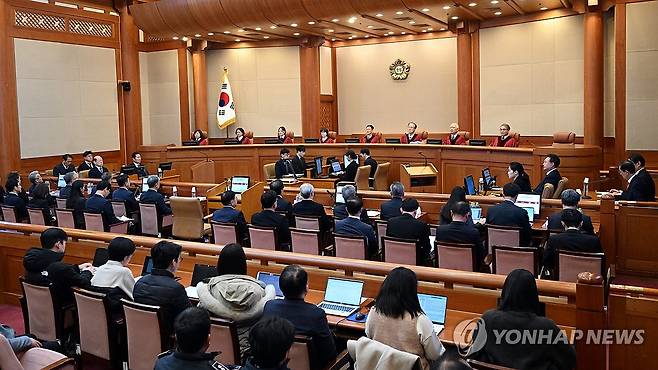 윤 대통령 탄핵심판 8차 변론기일 (서울=연합뉴스) 13일 서울 종로구 헌법재판소에서 윤석열 대통령 탄핵심판 8차 변론이 열리고 있다. 2025.2.13 [사진공동취재단] photo@yna.co.kr