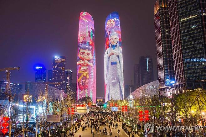 중국 쓰촨성 청두의 빌딩에 비춰진 '너자2' 캐릭터들 [AFP 연합뉴스 자료사진. 재판매 및 DB 금지]