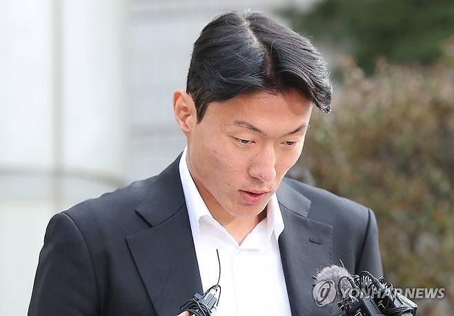 질문에 답하는 황의조 (서울=연합뉴스) 김성민 기자 = 불법 촬영 혐의로 재판에 넘겨진 축구선수 황의조가 14일 서울 서초구 서울중앙지법에서 열린 1심에서 징역 1년에 집행유예 2년을 선고받은 뒤 법원을 나서며 취재진 질문에 답하고 있다. 2025.2.14 ksm7976@yna.co.kr