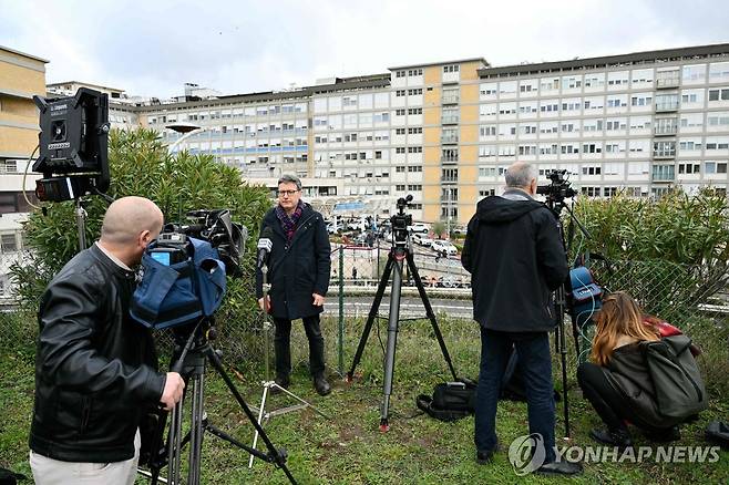 제멜리 종합병원 앞에서 교황 입원 소식 전하는 취재진 [AFP 연합뉴스. 재판매 및 DB 금지]