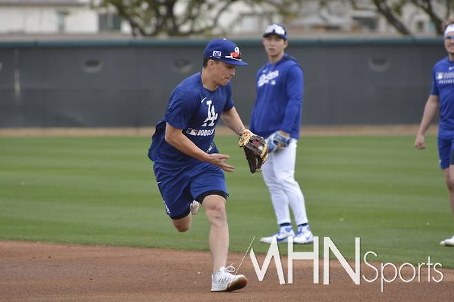 (다저스 김혜성(가운데)이 13일 스프링캠프서 선배 토미 에드먼(왼쪽)의 수비훈련 모습을 유심히 지켜보고 있다)