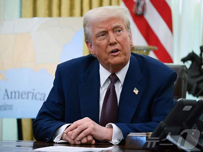 도널드 트럼프 미국 대통령이 13일(현지시간) 워싱턴 백악관에서 상호관세에 관한 행정명령에 서명을 한 뒤 “시진핑 중국 국가 주석 및 푸틴 대통령과 한 번에 3자 회담을 하는 것도 그럴 수 있다”고 밝히고 있다. 2025.02.14 ⓒ AFP=뉴스1 ⓒ News1 우동명 기자