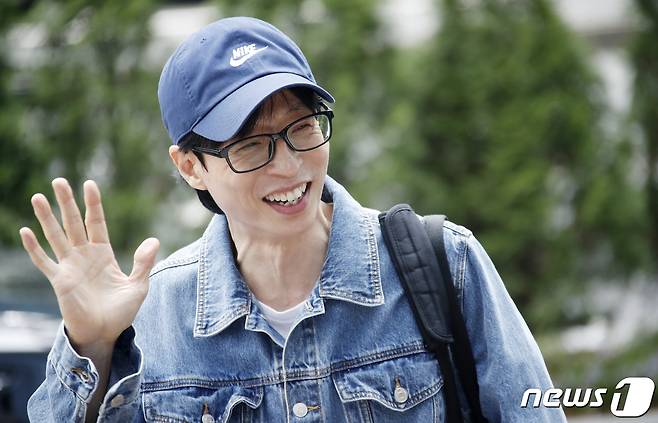 방송인 유재석이 '싱크로유' 녹화를 위해 16일 서울 영등포구 KBS에 도착해 인사를 하고 있다. 2024.4.16/뉴스1 ⓒ News1 권현진 기자