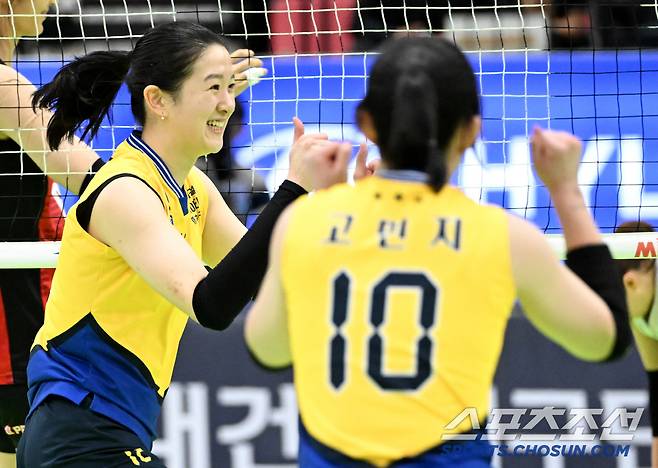 득점 후 김다인에 엄지 척을 선사하는 이다현