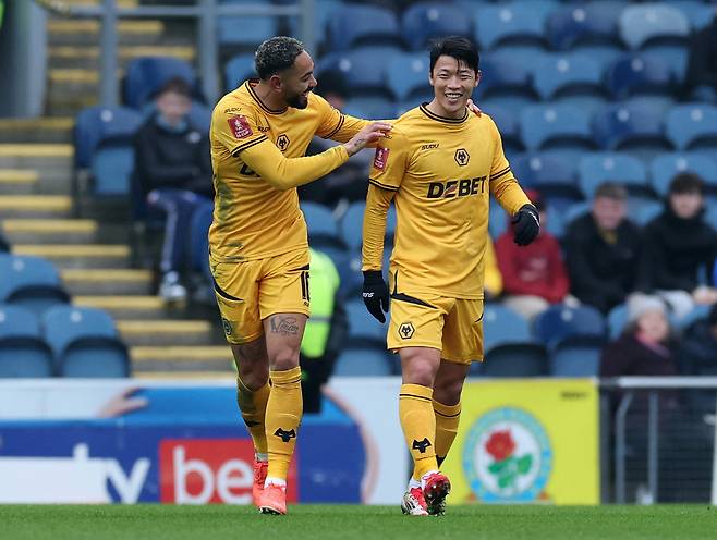 Soccer Football - FA Cup - Fourth Round - Blackburn Rovers v Wolverhampton Wanderers - Ewood Park, Blackburn, Britain - February 9, 2025  Wolverhampton Wanderers' Matheus Cunha celebrates scoring their second goal with Wolverhampton Wanderers' Hwang Hee-chan REUTERS/Phil Noble<저작권자(c) 연합뉴스, 무단 전재-재배포, AI 학습 및 활용 금지>