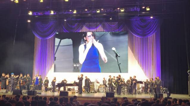 니케 오케스트라 콘서트가 끝나고 관람객들에게 인사를 전하는 프랑스 싱어송라이터 페르넬(Pernelle.)