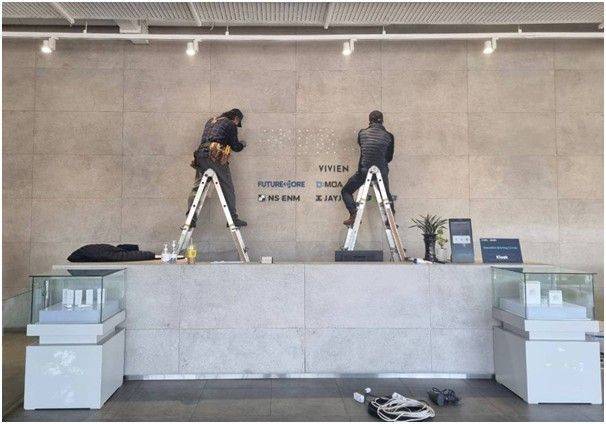 4일 쌍방울그룹이 그룹 해체를 선언하고 서울 중구 신당동 쌍방울그룹 본사 사옥 로비에서 그룹 CI를 제거하는 모습. 연합뉴스