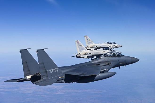 31일 호주 다윈기지 상공에서 피치블랙 훈련에 참여한 한국 공군 F-15K와 필리핀 공군 FA-50PH가 우정 비행하고 있다. 연합뉴스