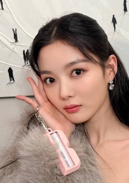김유정, 초미니 드레스 입고 눈부신 각선미 자랑 (출처: 김유정 인스타그램)
