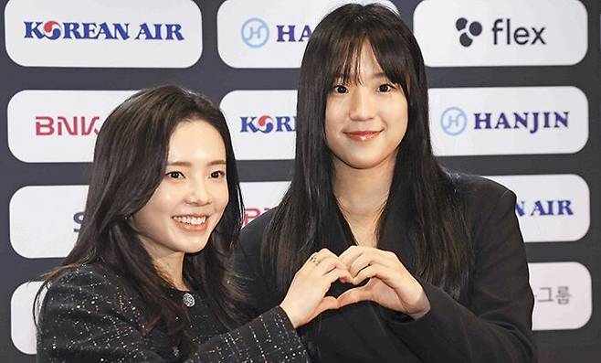 14일 대한탁구협회 시상식에 참석한 전지희(왼쪽)와 신유빈. /뉴시스