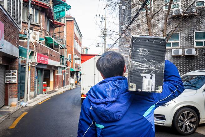 날다람쥐 같은 택배 청년. /김용재 영상미디어 기자