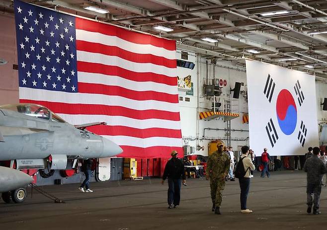 미국 핵추진 항공모함 로널드 레이건함 격납고에 성조기와 태극기가 나란히 걸려 있는 모습(자료사진) ⓒ뉴시스