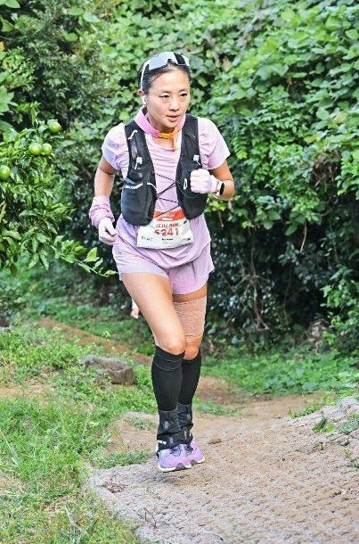 김가연 X(옛 트위터코리아) 상무가 지난해 10월 열린 트랜스제주 트레일러닝 50km에 출전해 달리고 있다. 지난해 5월부터 트레일러닝에 빠져든 그는 2월 15일(현지시간)부터 이틀간 뉴질랜드에서 열리는 타라웨라 울트라트레일 102km에 출전했다. 김가연 상무 제공