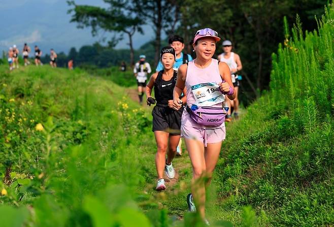 김가연 상무가 지난해 8월 열린 장수 쿨밸리트레일레이스 17km에 출전해 산을 달리고 있다. 김가연 상무 제공