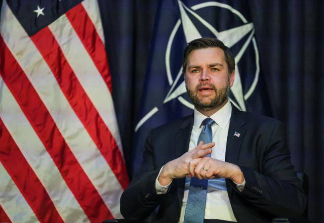 JD밴스 미국 부통령이 14일 독일 뮌헨에서 마르크 뤼터 북대서양조약기구(NATO·나토) 사무총장과 양자 회담을 갖고 있다. 뮌헨=로이터 연합뉴스