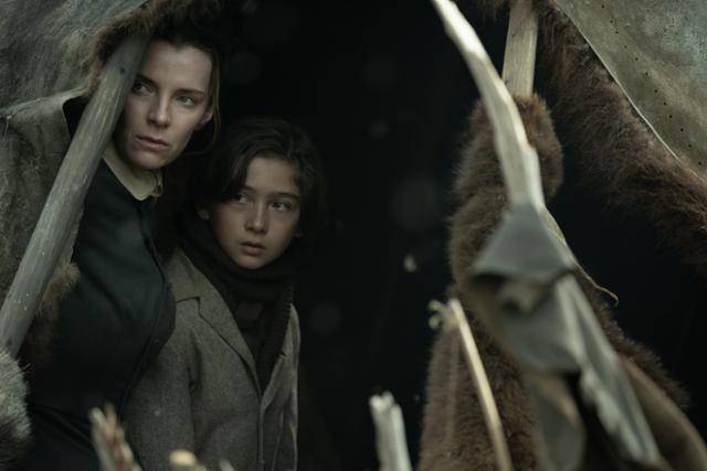 사라(왼쪽)와 아들 데빈은 어쩔 수 없이 서부를 향하나 그들 주변에는 온통 위험뿐이다. 길에서 만난 아이작만이 이들 편에 서준다. 넷플릭스 제공