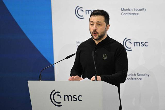볼로디미르 젤렌스키 우크라이나 대통령이 15일 독일 뮌헨에서 열린 제61회 뮌헨안보회의에 참석해 연설하고 있다. 뮌헨=AFP 연합뉴스
