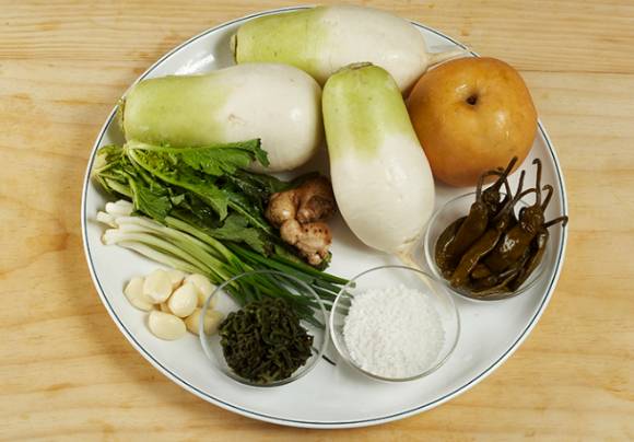 동치미를 만들 때 사용하는 재료에서 소화를 돕는 효소가 만들어지기도 한다. 사진은 동치미의 주재료. [사진=문화체육관광부]