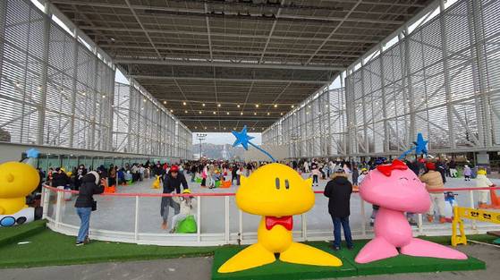 대전엑스포시민광장에 대형 꿈돌이, 꿈순이 캐릭터가 서있다. [사진 대전시]