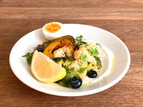 새해 건강이 목표라면 저속노화 식단을 추천한다. 사진은 겨울에도 먹기 좋은 저속노화 샐러드. 사진 김희경