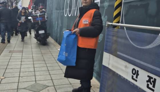 '백만송이봉사단'이라고 적힌 주황조끼를 입은 사람들은 헌금을 요구하거나 자유통일당 당원 가입을 강요했다. 냉랭한 반응에 비어있는 헌금 가방도 보였다. 오소영 기자