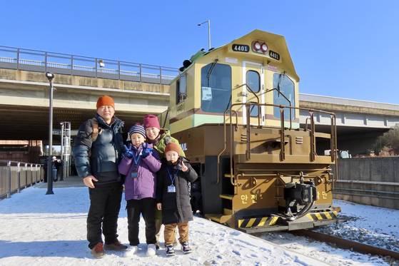 올해 초등학교에 들어가는 이호영(7·오른쪽)군 가족이 지난 9일 교외선 대곡역에서 의정부역으로 향하기 직전 무궁화호 열차 앞에서 기념 촬영을하고 있다. 김홍준 기자
