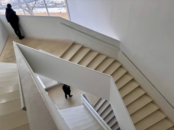 장흥역은 되살린 교외선 역 중 가장 남루하지만, 가장 볼거리가 많은 곳이다. 양주시립장욱진미술관의 내부. 최성희와 로랑 페레이라로 구성된 최-페레이라 건축이 설계했다. 2014년 개관한 이 미술관은 김수근건축상을 수상했다. 김홍준 기자