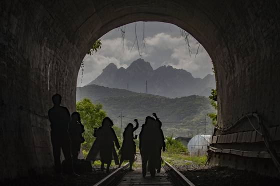 2019년 5월 20일 당시 운행이 중단돼 있던 교외선 구간인 경기도 고양시 벽제역 폐터널을 일본 관광객들이 찾은 모습. 북한산이 보인다.[연합뉴스]