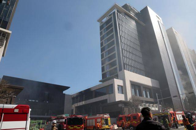 14일 오후 부산 기장군 반얀트리 복합리조트 신축공사장 화재 현장에서 건물 내부로 퍼진 연기가 새어나오고 있다. 뉴시스