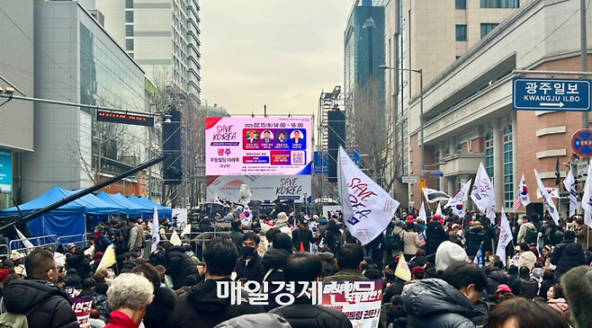 15일 오후 12시 대규모 탄핵 반대 집회 앞두고 참가자들이 광주 금남로 일대에 모여들었다. [김송현 기자]