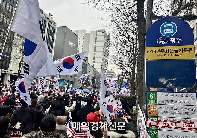 15일 광주광역시 동구 금남로 일대에서 대규모 탄핵 반대 집회가 열리고 있다. [김송현 기자]