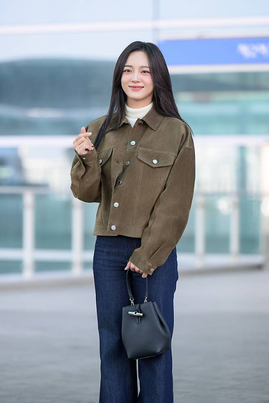 김세정은 올리브 컬러의 스웨이드 셔츠 재킷과 데님 부츠컷 팬츠를 매치해 클래식하면서도 트렌디한 스타일을 완성했다.사진=롱샴 제공