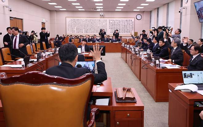 12일 국회 법제사법위원회에서 야당 의원들 주도로 ‘명태균 특검법’ 상정안에 대한 찬성 표결이 진행되는 모습. [연합]