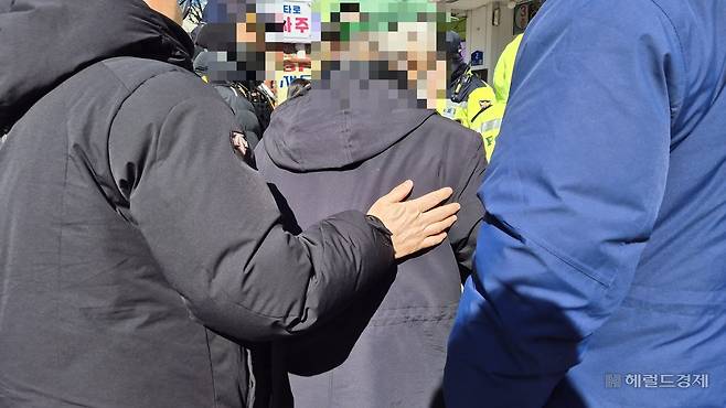 13일 윤석열 대통령에 대한 탄핵심판 8차 변론이 열린 서울 종로구 헌법재판소 인근에서 대화경찰이 윤 대통령 지지를 설득하고 있다. 김도윤 기자.