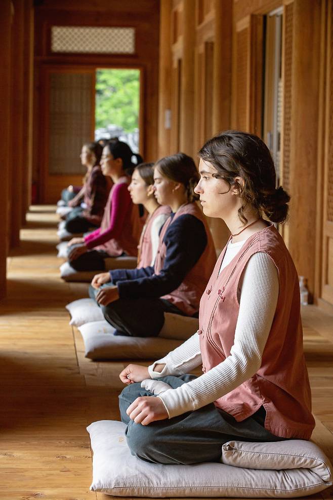 [서울=뉴시스] 템플스테이에 참여한 외국인들 (사진=한국불교문화사업단 제공) 2025.02.14, photo@newsis.com *재판매 및 DB 금지