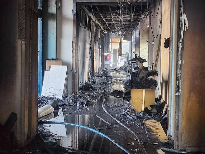 [부산=뉴시스] 원동화 기자 = 14일 오전 화재가 난 부산 기장군 '반얀트리 해운대 부산' 호텔 신축 공사장 모습. 소방당국은 B동 1층 내부 인테리어 작업 중 단열재에서 불이 시작된 것으로 추정했다. (사진=부산소방재난본부 제공) 2025.02.14. photo@newsis.com *재판매 및 DB 금지