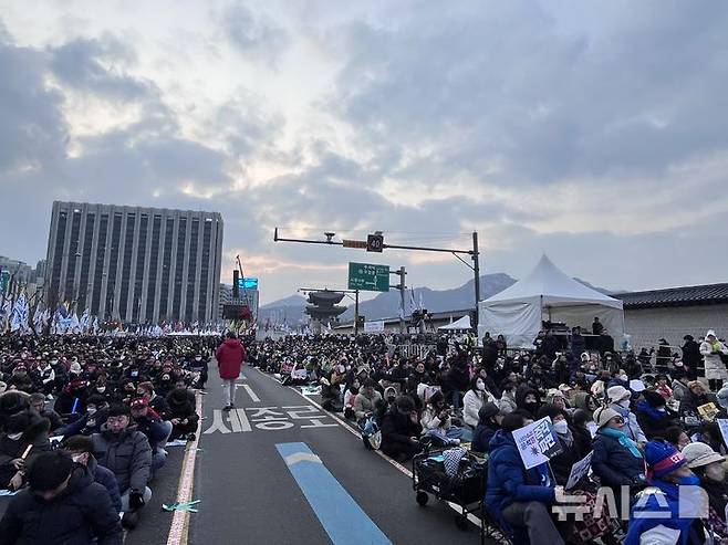 [서울=뉴시스]최은수 기자=윤석열 대통령 즉각퇴진·사회대개혁 비상행동(퇴진비상행동)이 15일 오후 5시께부터 서울 종로구 경복궁 사거리에 위치한 동십자각 앞에서 윤 대통령 탄핵 촉구 집회를 열었다.2025.02.15