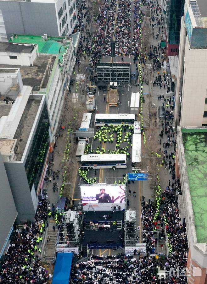 [광주=뉴시스] 김혜인 기자 = 15일 오후 광주 동구 금남로에서 윤석열 대통령 탄핵 찬반 집회가 경찰 차벽을 사이로 둘로 나눠져 열리고 있다. 2025.02.15. hyein0342@newsis.com