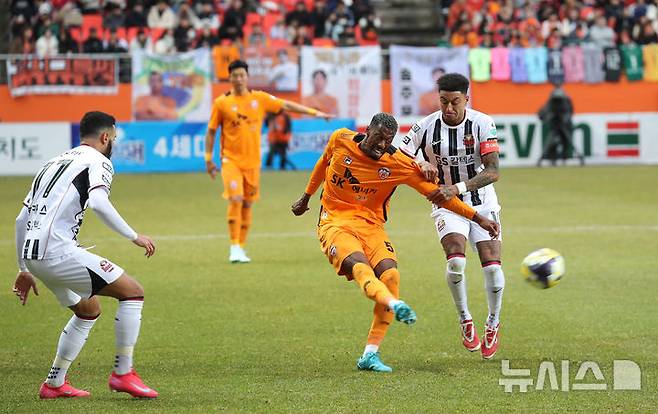 [서귀포=뉴시스] 우장호 기자 = 15일 오후 제주월드컵경기장에서 열린 하나은행 K리그1 2025 1라운드 개막전 제주SK FC와 FC서울의 경기, 제주 이탈로가 인사이드 패스를 하고 있다. 2025.02.15. woo1223@newsis.com