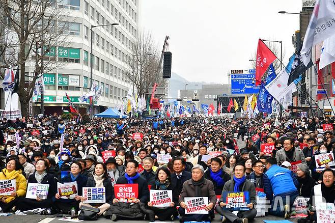 [광주=뉴시스] 박기웅 기자 = 15일 오후 광주 동구 금남로와 5·18민주광장 일대에서 열린 '윤석열 정권 즉각 퇴진·사회대개혁 광주비상행동' 주관 제14차 광주시민총궐기대회에서 참석자들이 윤 대통령 파면을 촉구하고 있다. 2025.02.15. pboxer@newsis.com
