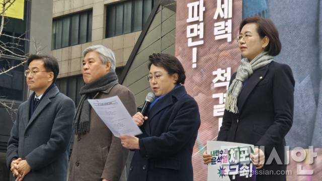 ▲15일 광주 동구 금남로에서 열린 '제14차 '광주시민 총궐기대회'에 조국혁신당 국회의원들도 참석했다. 김민선조국혁신당 대표권한대행이 인사말을 하고 있다.2025.2.15ⓒ프레시안(백순선)