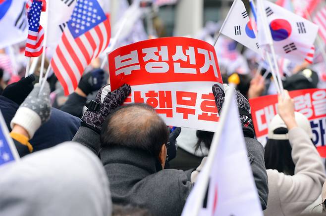보수성향 개신교 단체인 '세이브코리아' 회원들이 15일 광주 금남로 일대에서 윤석열 대통령 탄핵 반대와 석방을 촉구하는 기도회를 하고 있다. 뉴스1