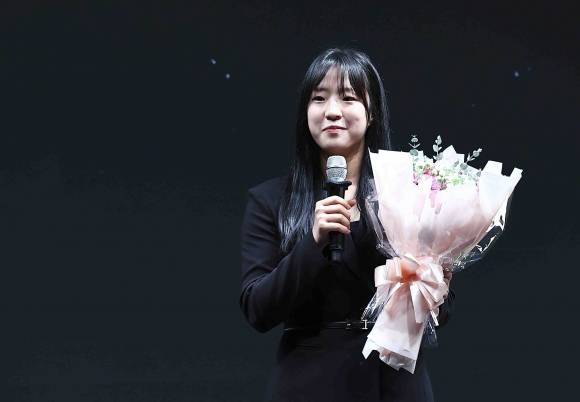 소감 말하는 신유빈 - [서울=뉴시스] 김근수 기자 = 탁구선수 신유빈이 14일 오후 서울 종로구 JW메리어트 동대문 스퀘어에서 열린 대한탁구협회(KTTA) 어워즈 2025에서 인기상을 수상한 뒤 소감을 말하고 있다. 2025.02.14. ks@newsis.com  <저작권자ⓒ 공감언론 뉴시스통신사. 무단전재-재배포 금지.>