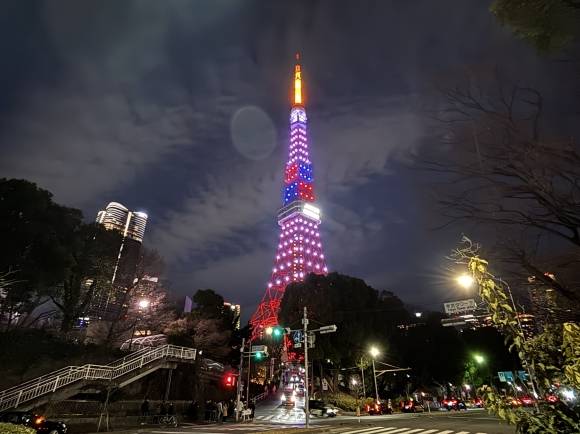 15일 일본 도쿄 미나토구 도쿄타워에 한일 국교정상화 60주년을 맞아 일본과 한국을 뜻하는 영어인 ‘재팬 코리아’(JAPAN KOREA)가 점등돼 있다. 2025.2.15 연합뉴스