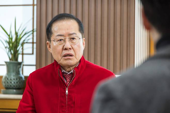 홍준표 대구시장이 지난 4일 대구광역시청 산격청사에서 시사저널과 인터뷰를 하고 있다. ⓒ시사저널 최준필
